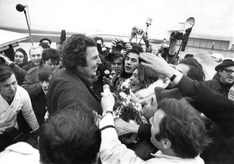 تئودوراکیس در سال 1970 پس از آزادی از زندان نظامیان یونان  به پاریس رسید.